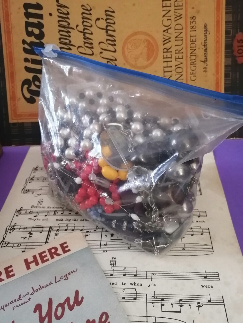 Bag 1kg jewelry of all sorts, some signed